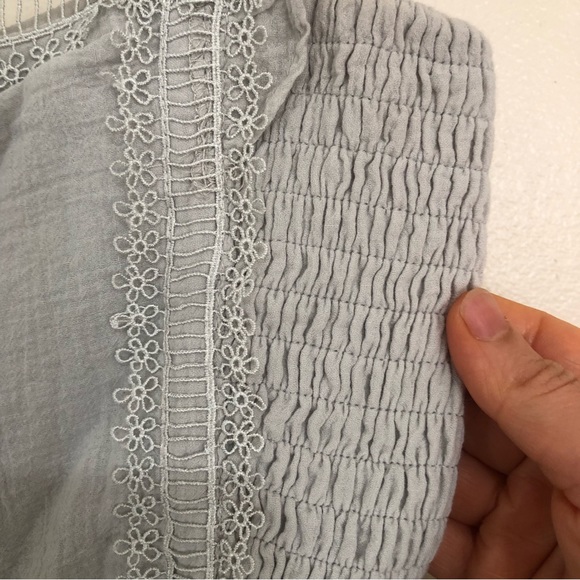 Ruffled sleeves smocked sides lace peak all over size small. - Picture 6 of 14